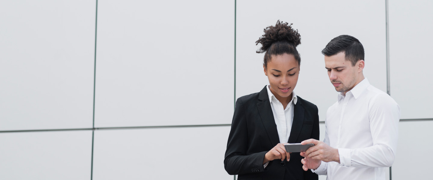 Dois funcionários analisando tablet