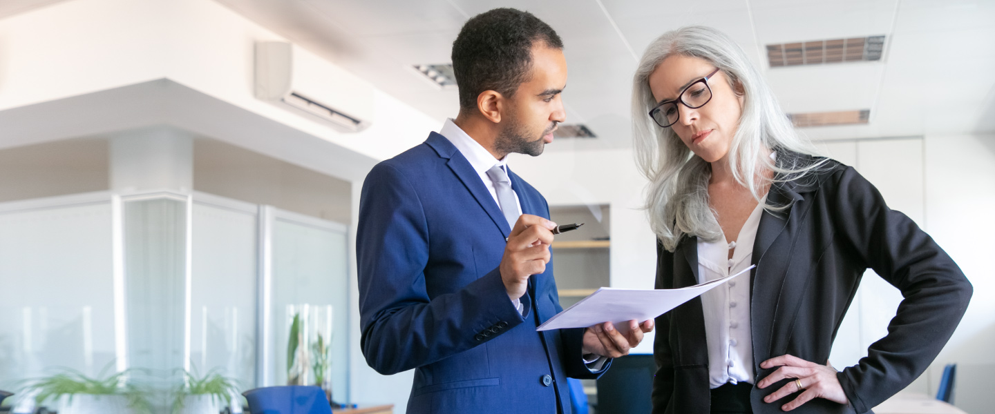Homem e mulher executivos