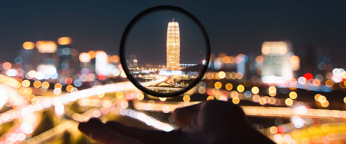 vista de longe de um edificio