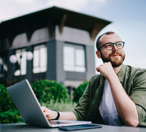 Homem pensando em frente ao computador