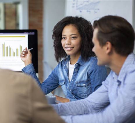 Equipe vendo noticias na tv