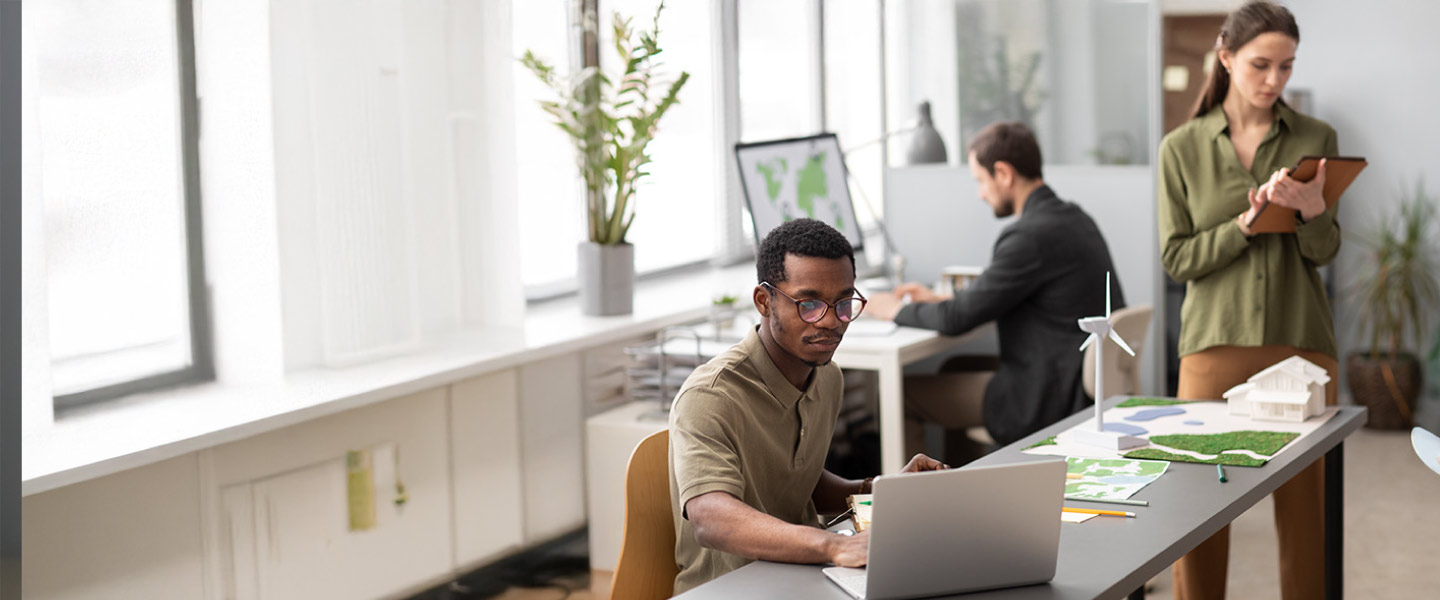 Pessoas em um escritório lendo planilhas