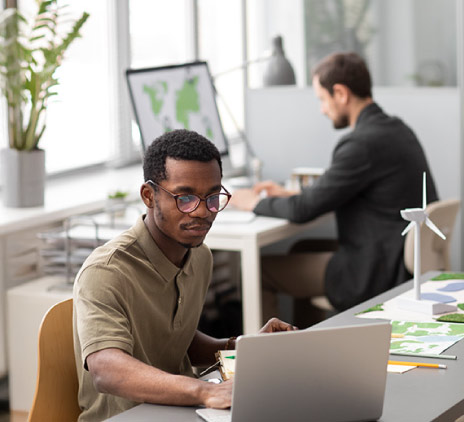 Pessoas em um escritório lendo planilhas 