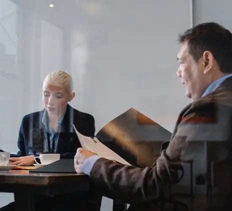 Homem e mulher lendo relatorio 