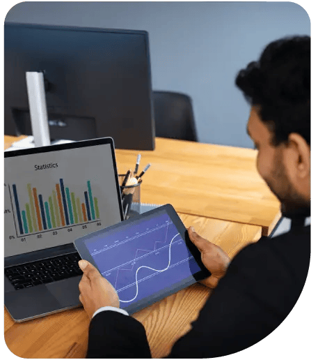 homem analisando documento