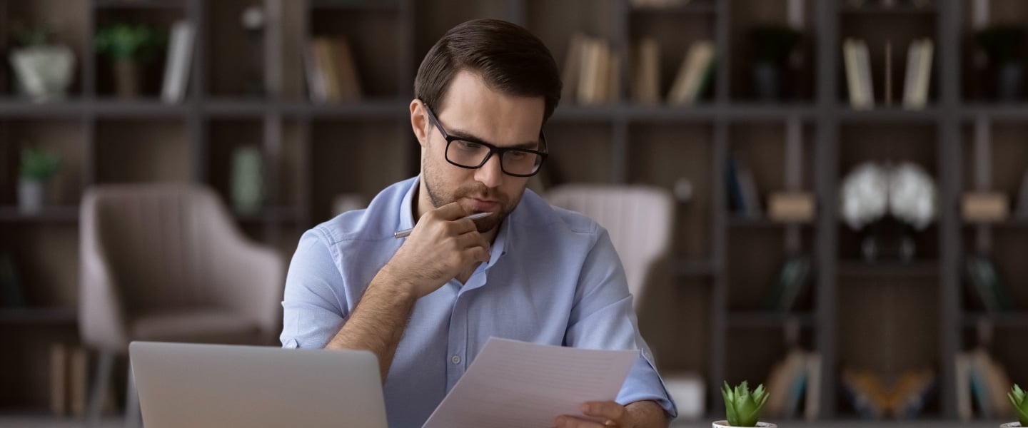 Homem sentado mexendo no computador