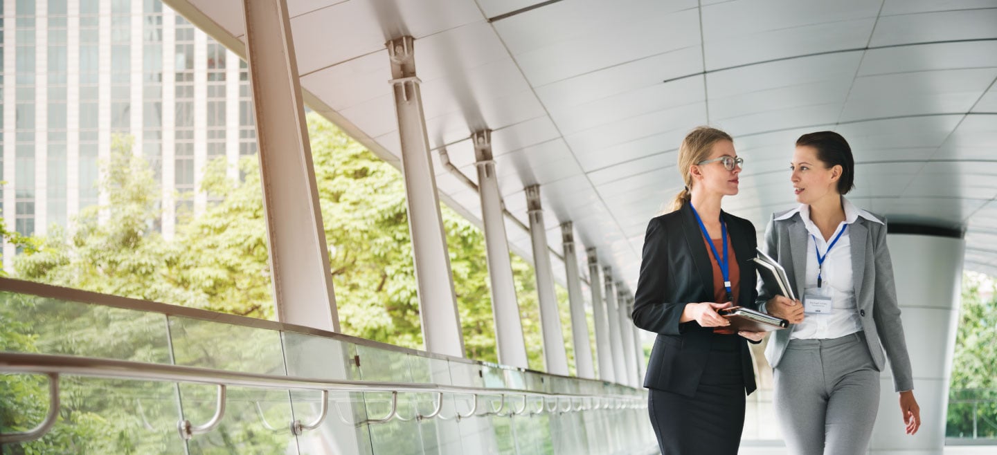 Pessoas caminhando em um espaço aberto 