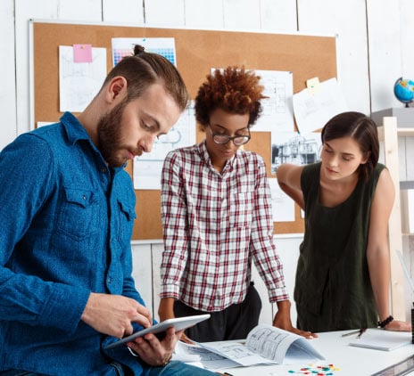 equipe lendo documento juntos 