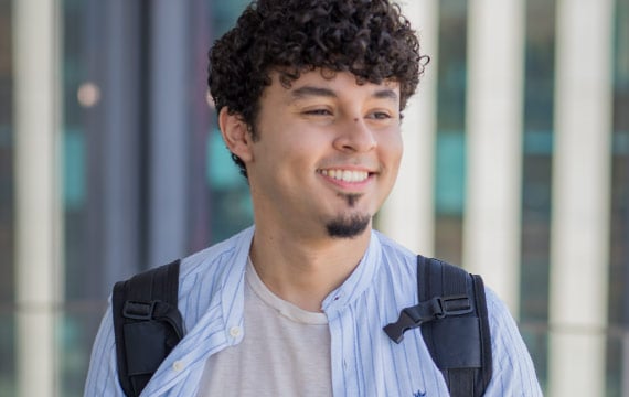 Imagem de um jovem olhando para o lado 