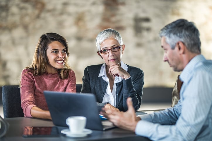 advogados em uma sala conversando 