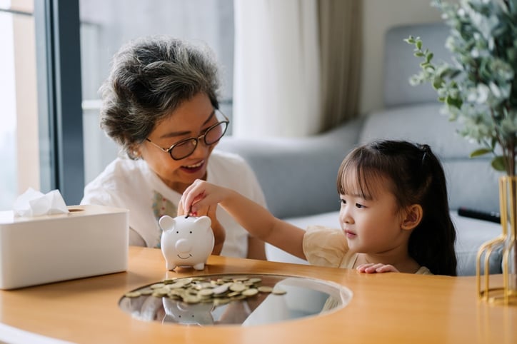 mae e filha conversando enquanto brincam 