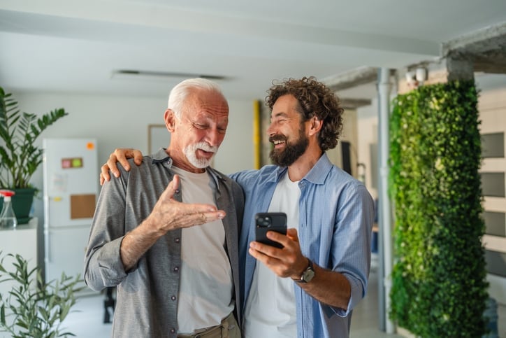 pai e filho conversando enquanto caminha 