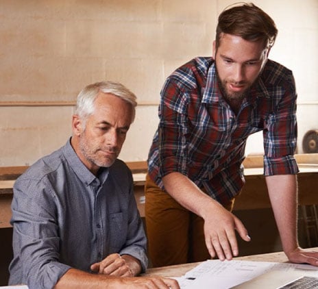 pai e filho usando computador e resolvendo assuntos 