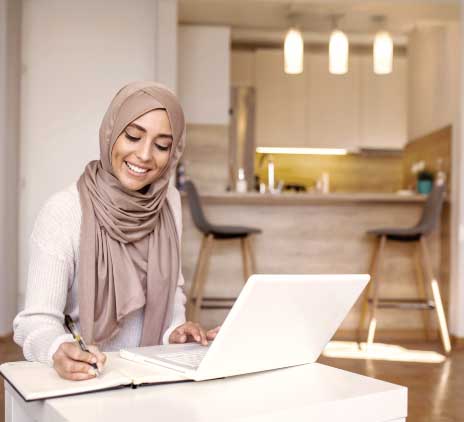 mulher fazendo anotações no notebook