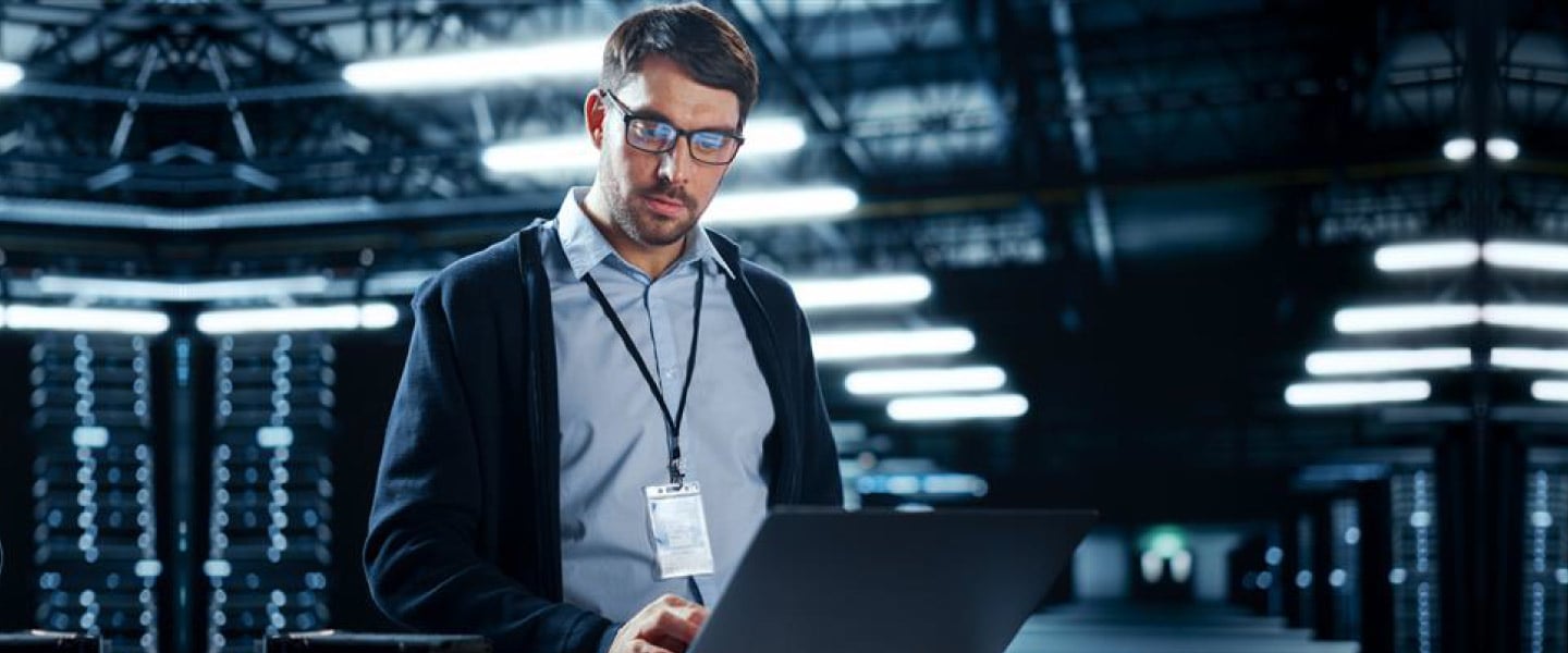 homem mexendo em computador