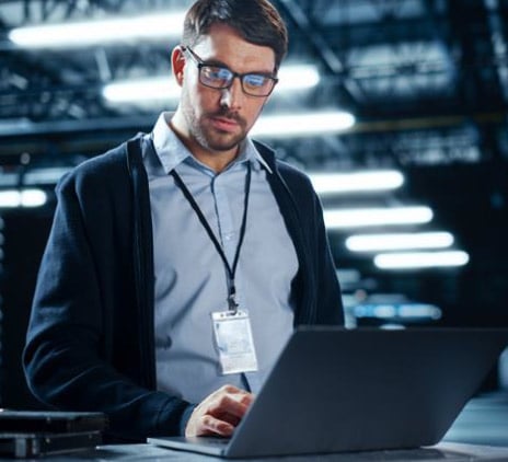homem mexendo em computador 