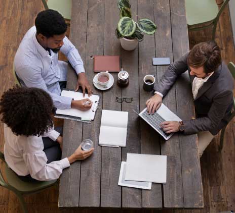 visão de cima da equipe trabalhando 