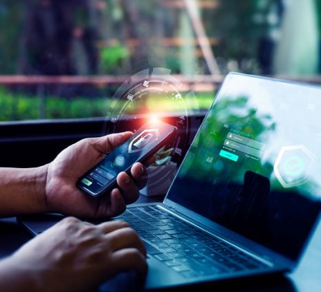 Mulher com celular na mão 