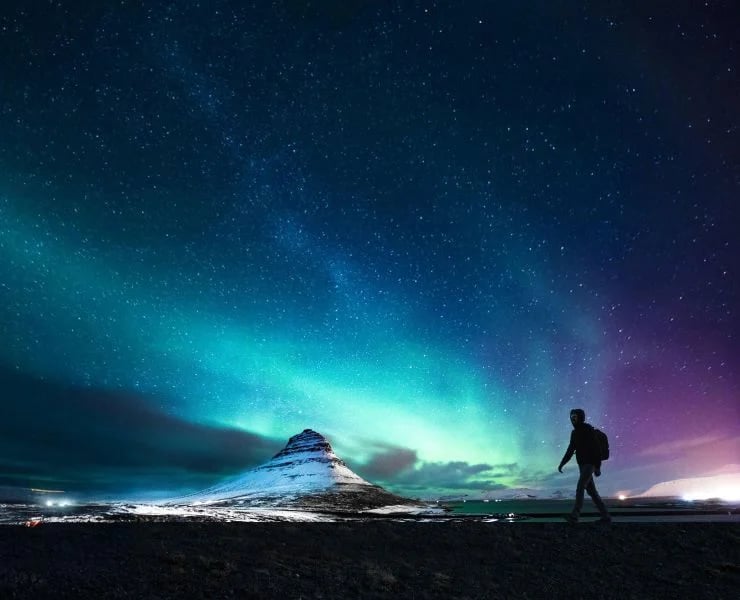 Imagem de um deserto com céu estrelado e pessoa caminhando 