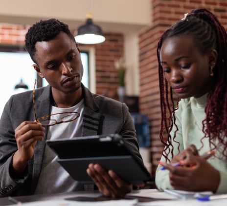 Gerentes executivos analisando estatísticas