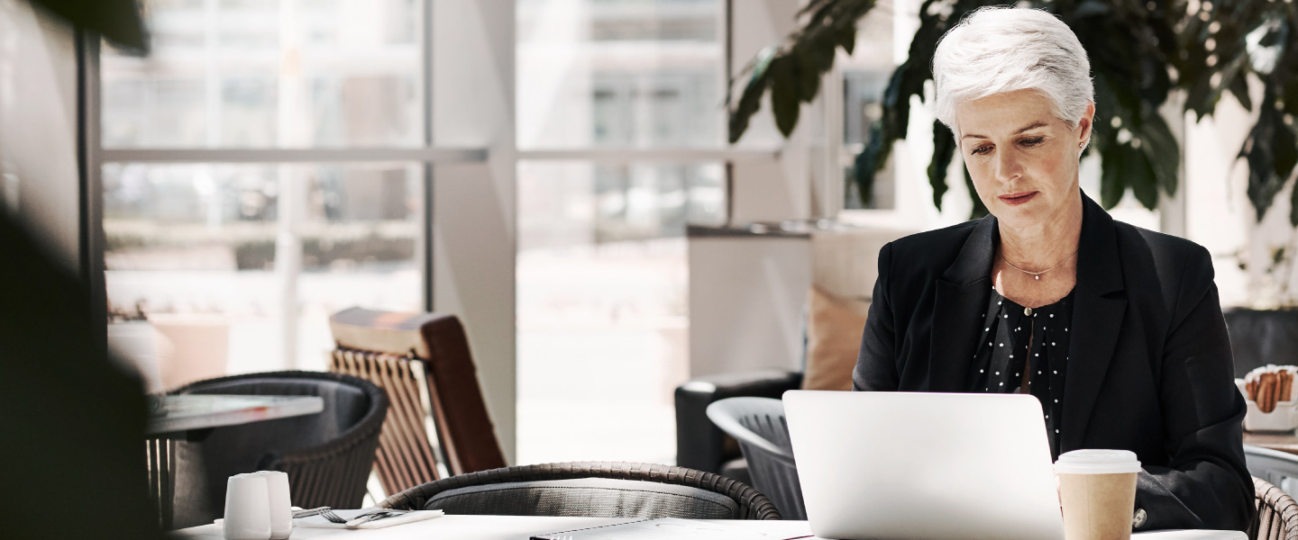 Mulher senior em frente ao pc