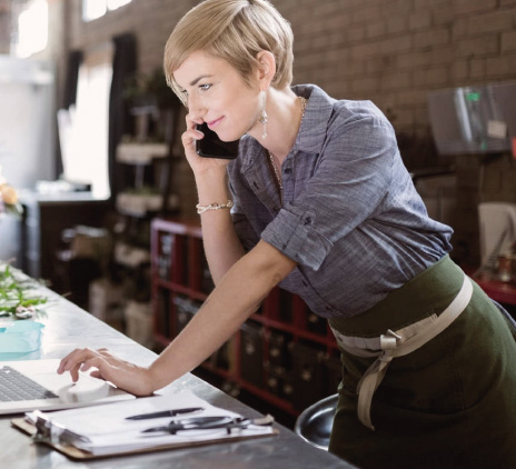 Mulher conversando no telefone 