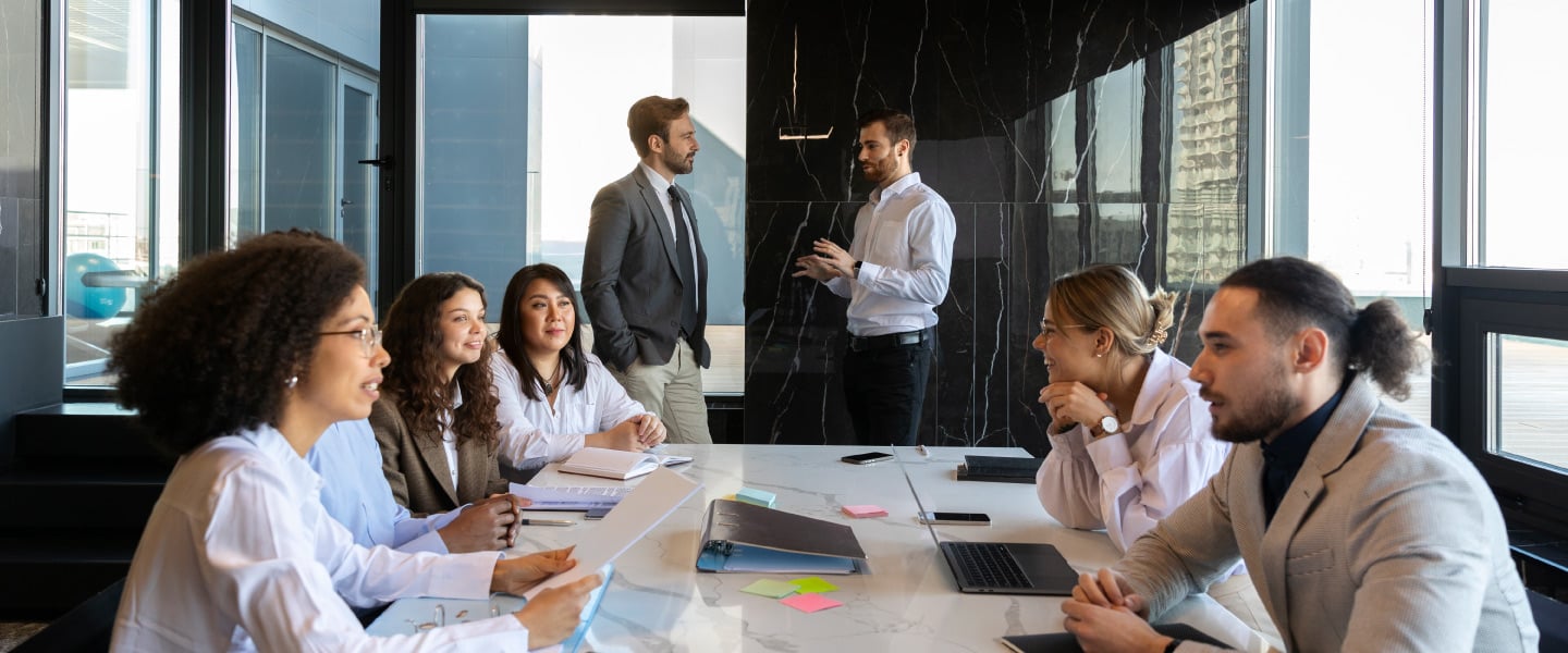 Equipe reunida para reunião