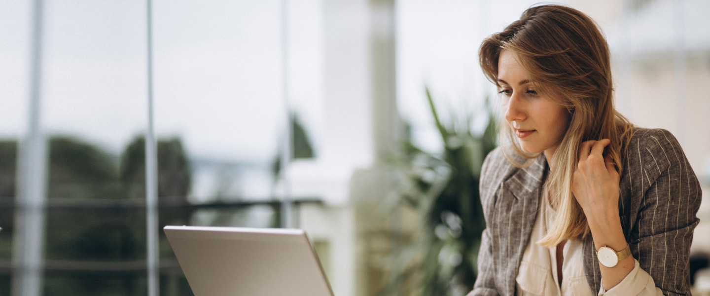 portrait-business-woman-working-laptop