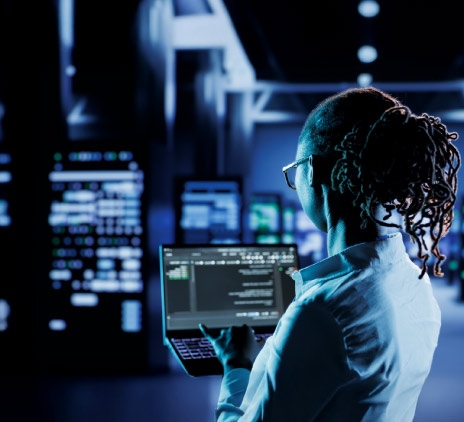 Mulher negra usando laptop