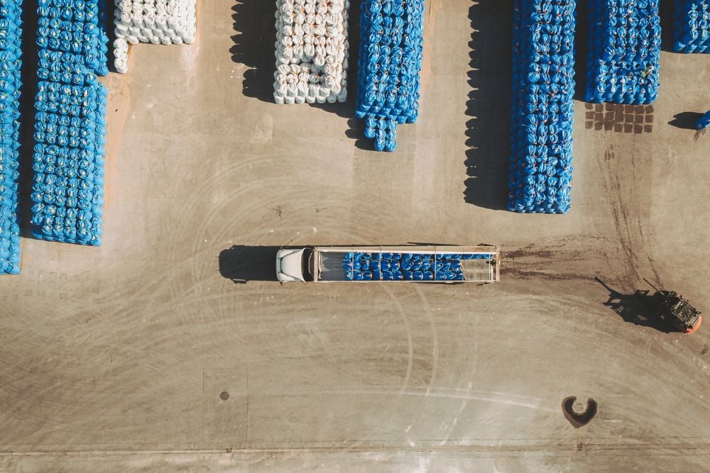 Carga em um caminhão dentro de um deposito 