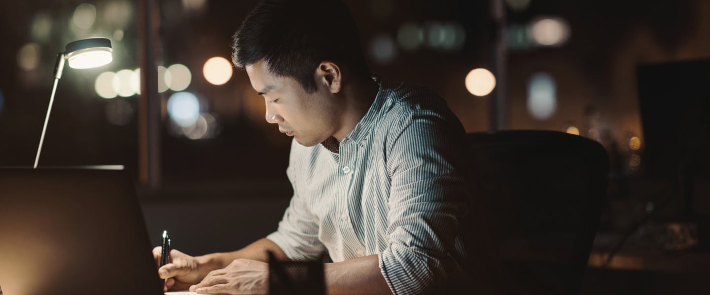 Homem asiático utilizando PC