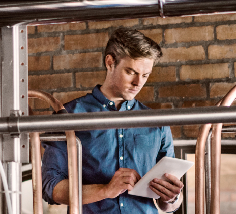 homem analisando computador 