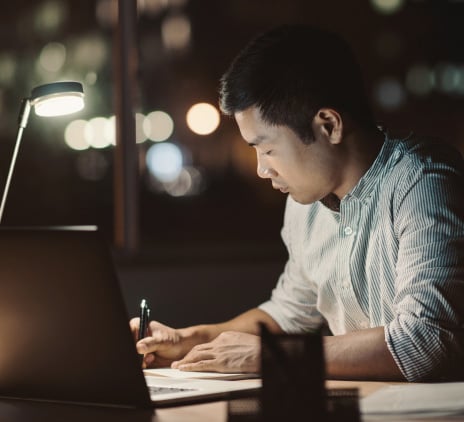 Homem asiático utilizando PC