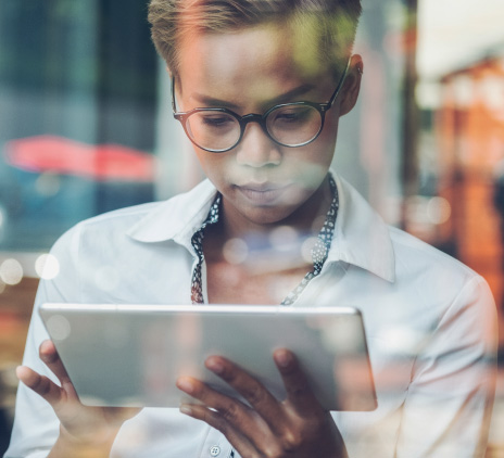 Mulher com tablet 