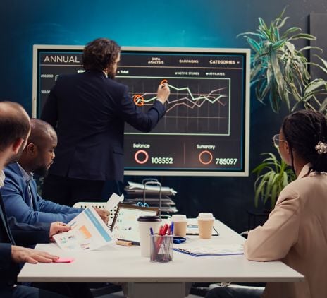 pessoas em escritório debatendo assuntos 