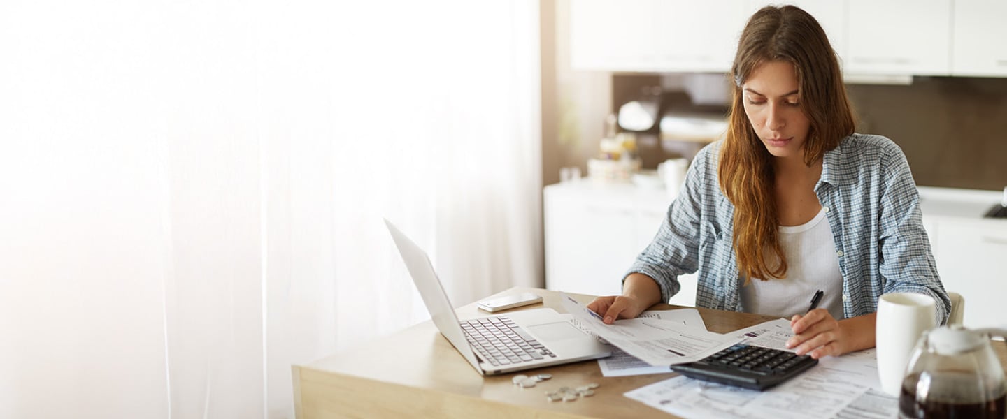 Mulher sentada na mesa mexendo no pc