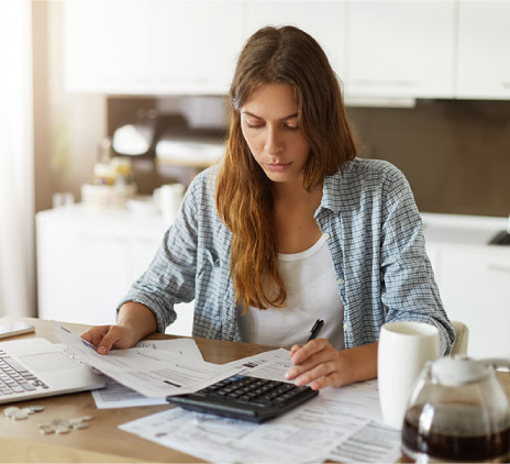 Mulher sentada mexendo no pc