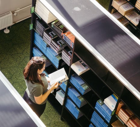 Mulheer em biblioteca 