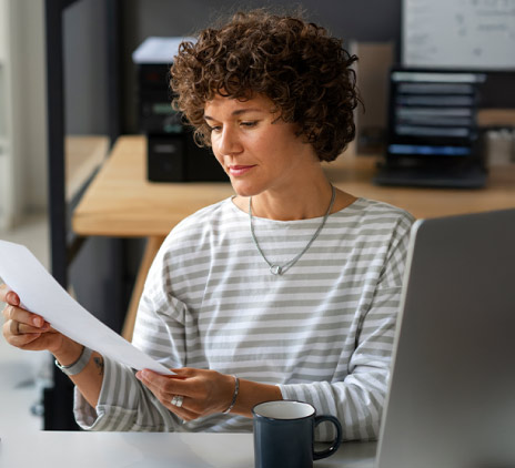Mulher analisando papel 