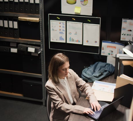 O detective fecha o portátil na secretária do escritório.