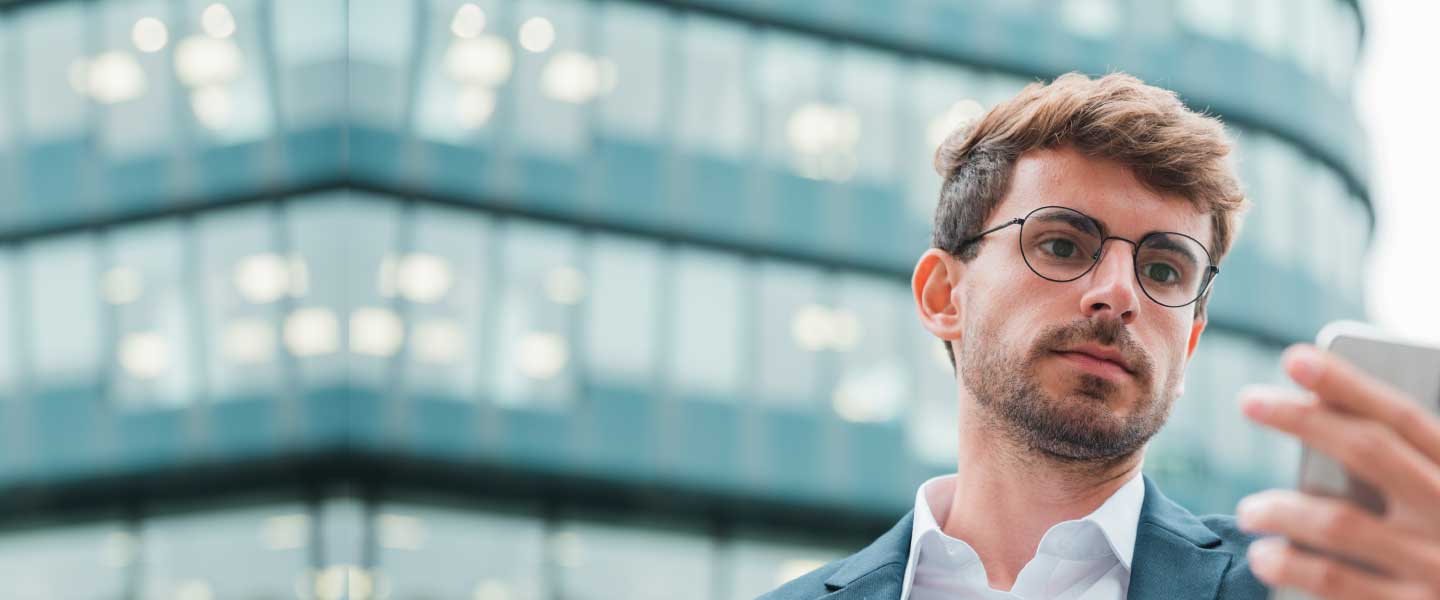 Homem focado lendo noticia