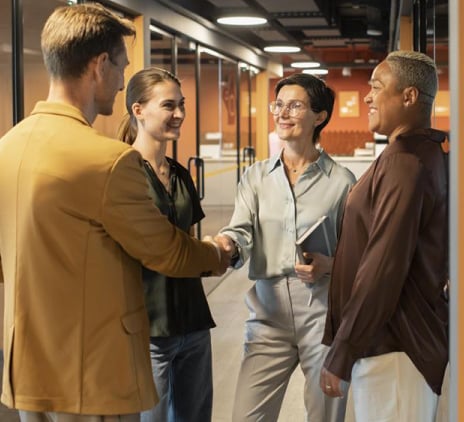 Equipe unida conversando 