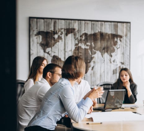 Equipe conversando em reunião 