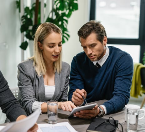 Equipe debatendo sobre negociação