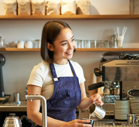 Mulher jovem atendendo no balção 