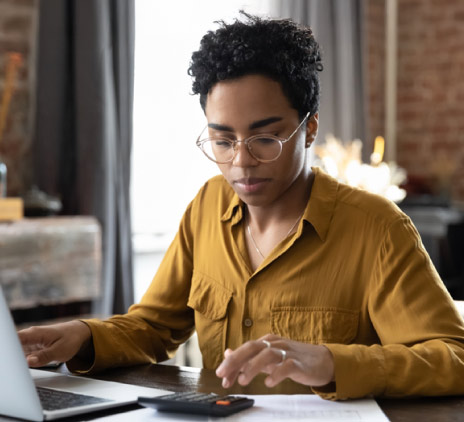 Mulher negra utilizando notebook para trabalho 