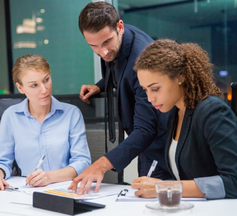 equipe assinando documentos 