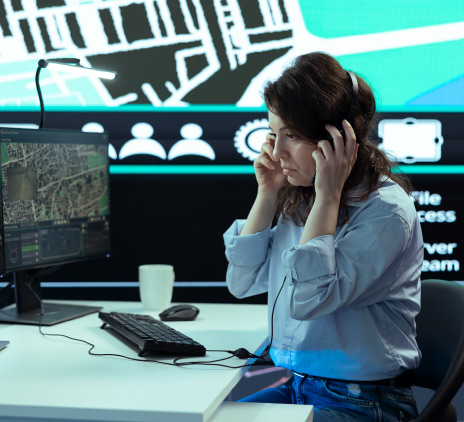 Mulher branca em frente a uma tela de computador