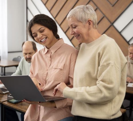 mulher e aprendiz dentro de uma sala 