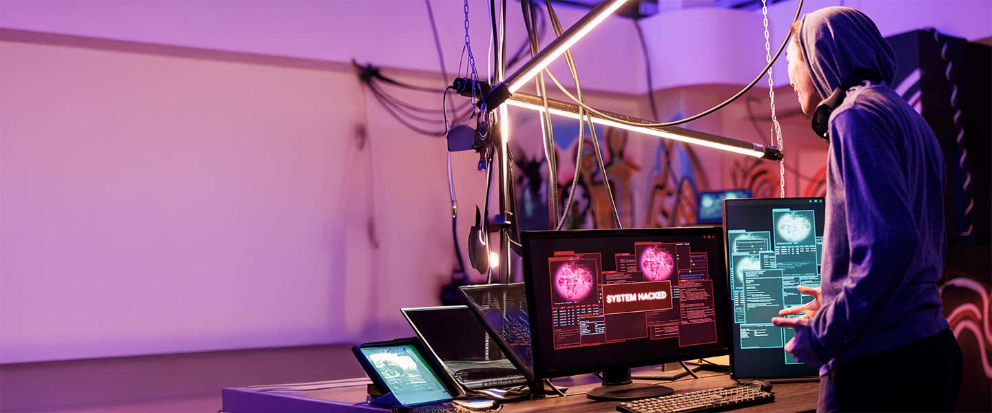 Pessoa com computador em uma sala vermelha